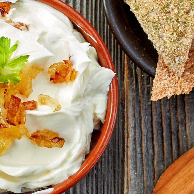 Krémes görög joghurtos-hagymás mártogatós - Zöldséghasábok mellé tökéletes