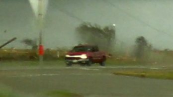 Tornádó borított fel egy autót Texasban, a sofőrt nem zavarta, továbbhajtott