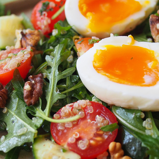 Könnyed zöldsaláta tojással és quinoával: a diétádba is beépítheted