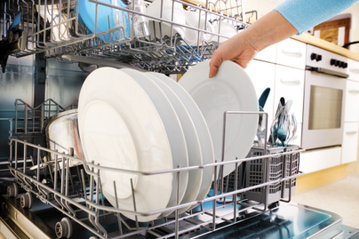 Te hogy pakolsz be a mosogatógépbe? 9 gyakori hiba, amitől piszkos marad az edény, és több energia fogy