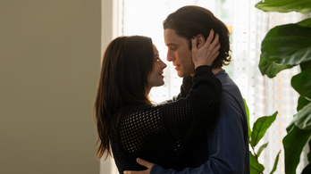 Jared Letóval és Anne Hathaway-jel érkezett az év legszórakoztatóbb sorozata