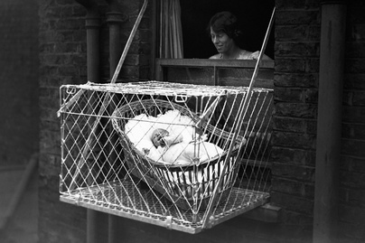 Asztal lábához kötött csecsemők, ablakon kilógatott gyerekek: 5 fura nevelési módszer a régmúltból