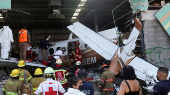 Repülőgép zuhant egy áruházra Mexikóban, hárman meghaltak