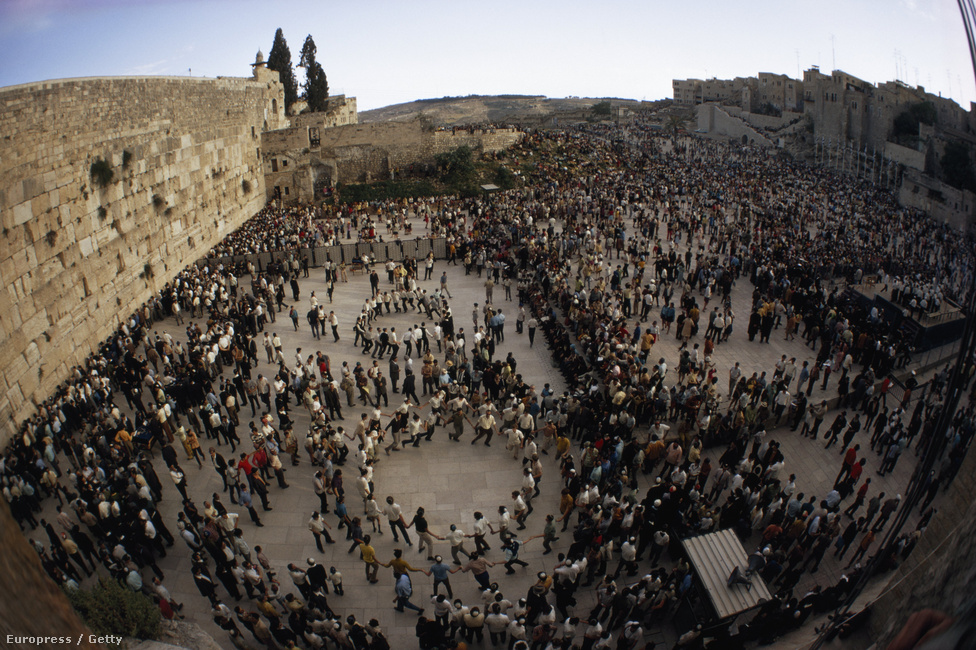 A jeruzsálemi síratófal. Izrael lakosságának 75 százaléka zsidó, 16 százaléka muszlim vallású, míg 2 százalék keresztény.