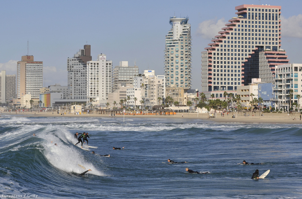 Szörfösök a Tel Aviv-i tengerpartnál. Ma Izraelben a legmagasabb az életszínvonal a Közel-Keleten,  az egy főre eső GDP-t tekintve a 26. helyen áll a világon.