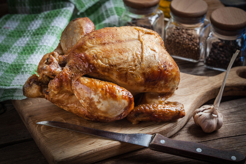 Egészben sült fokhagymás csirke: a húsa omlós, a bőre ropogós