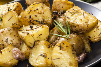 Kívül ropogósra, belül krémesre sült krumpli rozmaringgal: friss zöldfűszerrel a legjobb