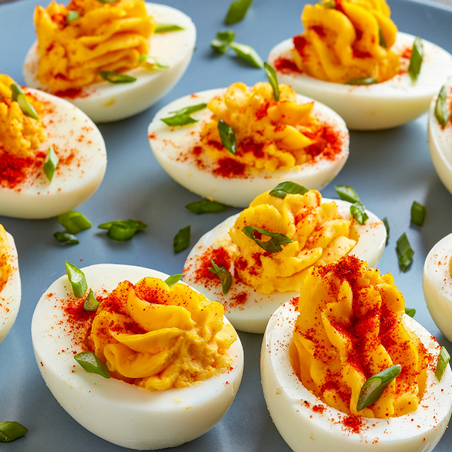 Így készítve lesz a legfinomabb a töltött tojás: tippek az ínycsiklandó töltelékhez