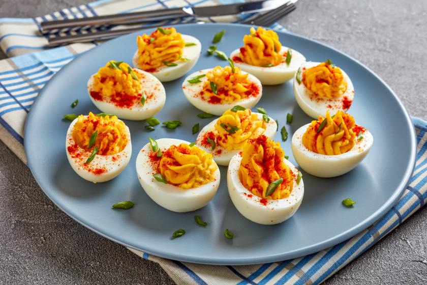 Így készítve lesz a legfinomabb a töltött tojás: tippek az ínycsiklandó töltelékhez