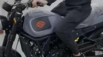 Kémfotón egy új, 500-as Harley-Davidson