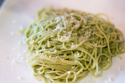 Pikáns medvehagymás spagetti többféle sajttal: sokszor készítsd el, amíg tart a szezon