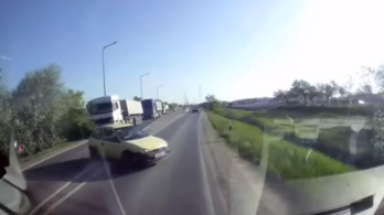 Ijesztő videó: szemből bevág a mentőautó elé egy autó