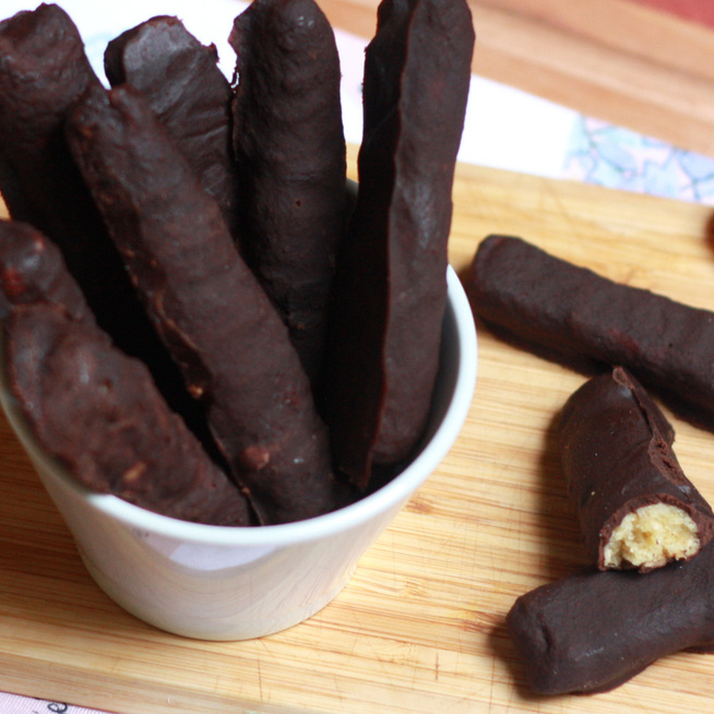 Roppanós csokimázzal bevont omlós kekszrudak – Hamar kész a szuper édesség