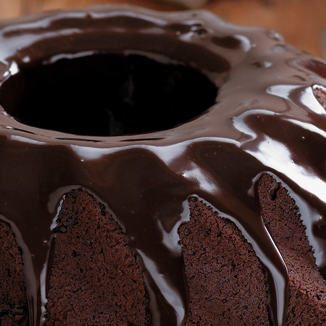 Pillekönnyű csokoládés-rumos kuglóf: csokimáz koronázza meg a mutatós sütit