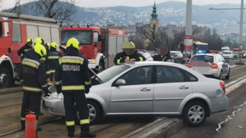 Közlekedési káosz az Árpád hídon a villamossínekre keveredő autó miatt