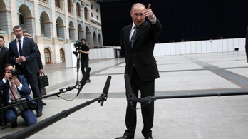 Putyin groteszk magas sarkú cipőben küzd kisebbrendűségi komplexusával