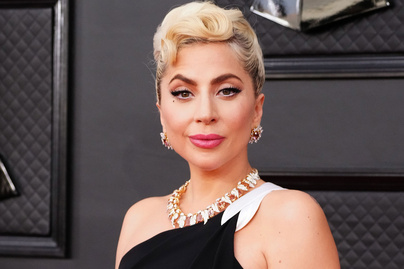 Lady Gaga hercegnőként tündökölt a fekete-fehér estélyiben: fotókon a Grammy-gála kreációi