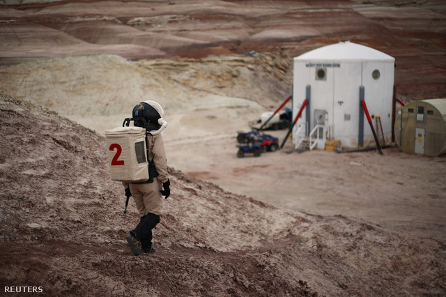 Orgel Csilla az EuroMoonMars B küldetés geológusa az MDRS sivatagi kutatóközpont mellett. A utahi sivatagban szimulált marsi környezetben végzett küldetés célja, hogy teszteljék a jövőbeli Mars-expedíciók felszerelését, és felkészítsék a kutatókat egy ilyen küldetés nehézségeire.  Csilla beszámolóit  a linkre kattintva olvashatják