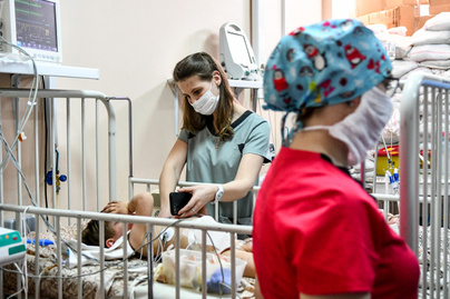 Láthatatlan hősök Ukrajnában: 10 szívszorító fotó az ápolók munkájáról a háború alatt