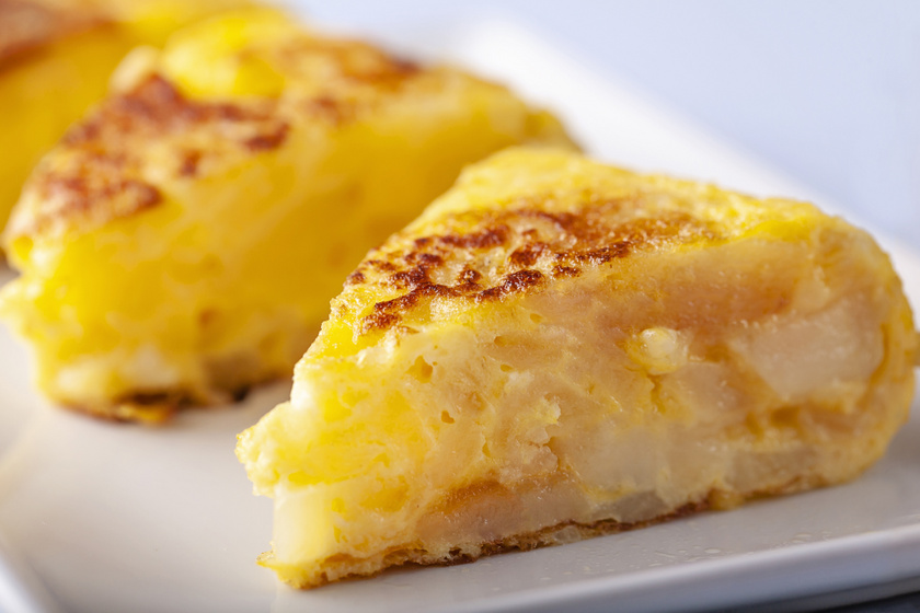 Kiadós spanyol omlett hagymával és krumplival: főfogásnak is beillik, olyan laktató