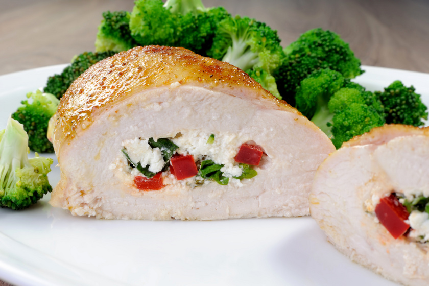 Omlós zsebes csirkemell túróval, zöldséggel töltve: sült brokkolival nem hizlal