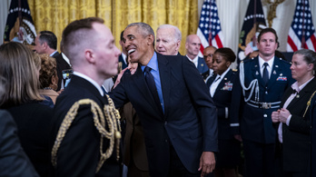 Obamáért rajongtak, Biden zavartan bolyongott