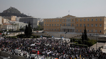 Athénban több tízezren tüntettek a magasra szökő árak és az alacsony bérek miatt