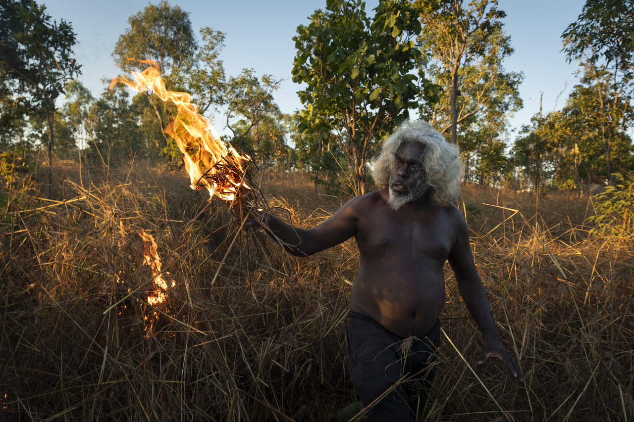 Az év képriportja: Tűzzel mentik az erdőket (Délkelet-Ázsia és Óceánia): Ausztrál őslakosok, a nawarddekkenek, úgy gondozzák a majdnem másfél millió hektárnyi területet ahol élnek, hogy gyakorta ellenőrzött tüzeket gyújtanak és így szabadulnak meg az elszáradt erdei aljnövényzettől, illetve ezzel a módszerrel próbálják elejét venni az Ausztráliát oly gyakran sújtó erdőtüzeknek. Az általában estefelé begyújtott tüzek maguktól elalszanak amikor a levegő lehűl és nő a levegő páratartalma.
