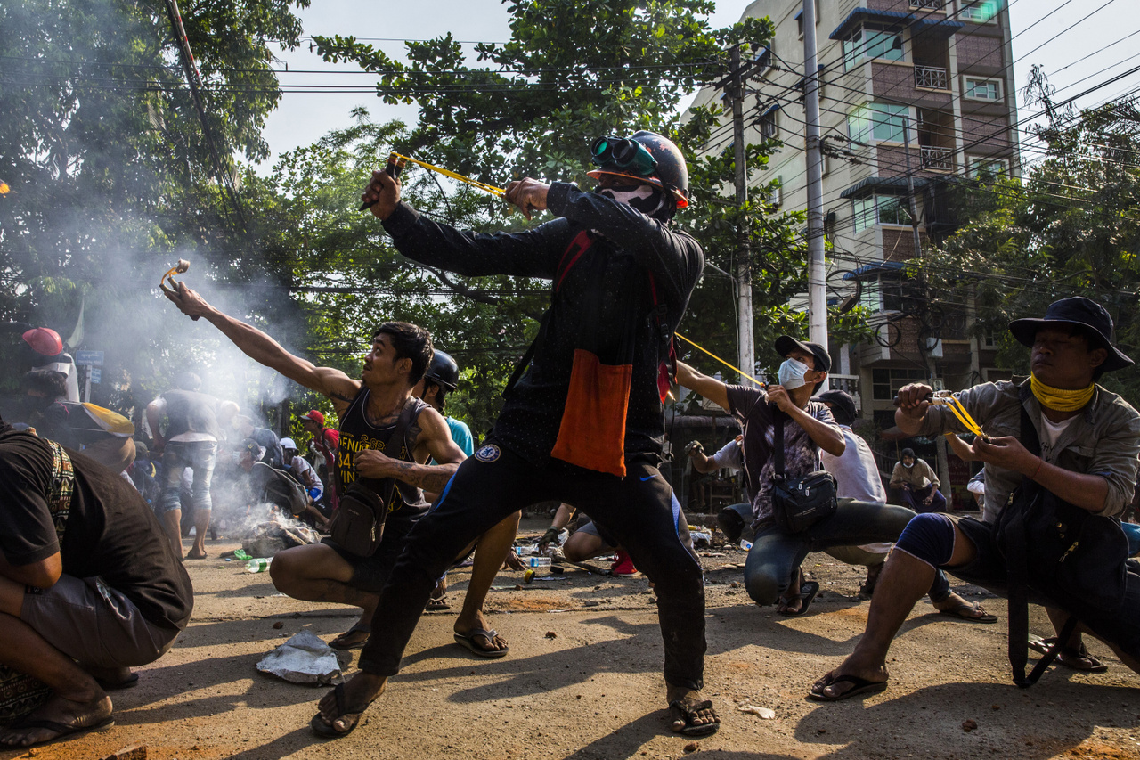 Csúzlik (Egyedi fotó - Délkelet-Ázsia és Óceánia): 2021 februárjában katonai puccsot hajtottak végre Mianmarban, korábbi nevén Burmában. A puccsot az új parlament beiktatása előtt néhány órával hajtották végre. A lépés széleskörű ellenállást váltott ki a helyiekből. A képen tüntetők csúzlikkal, parittyákkal és egyéb házi készítésű fegyverrel támadják a biztonsági erőket az ázsiai ország fővárosában, Rangunban.
                        
