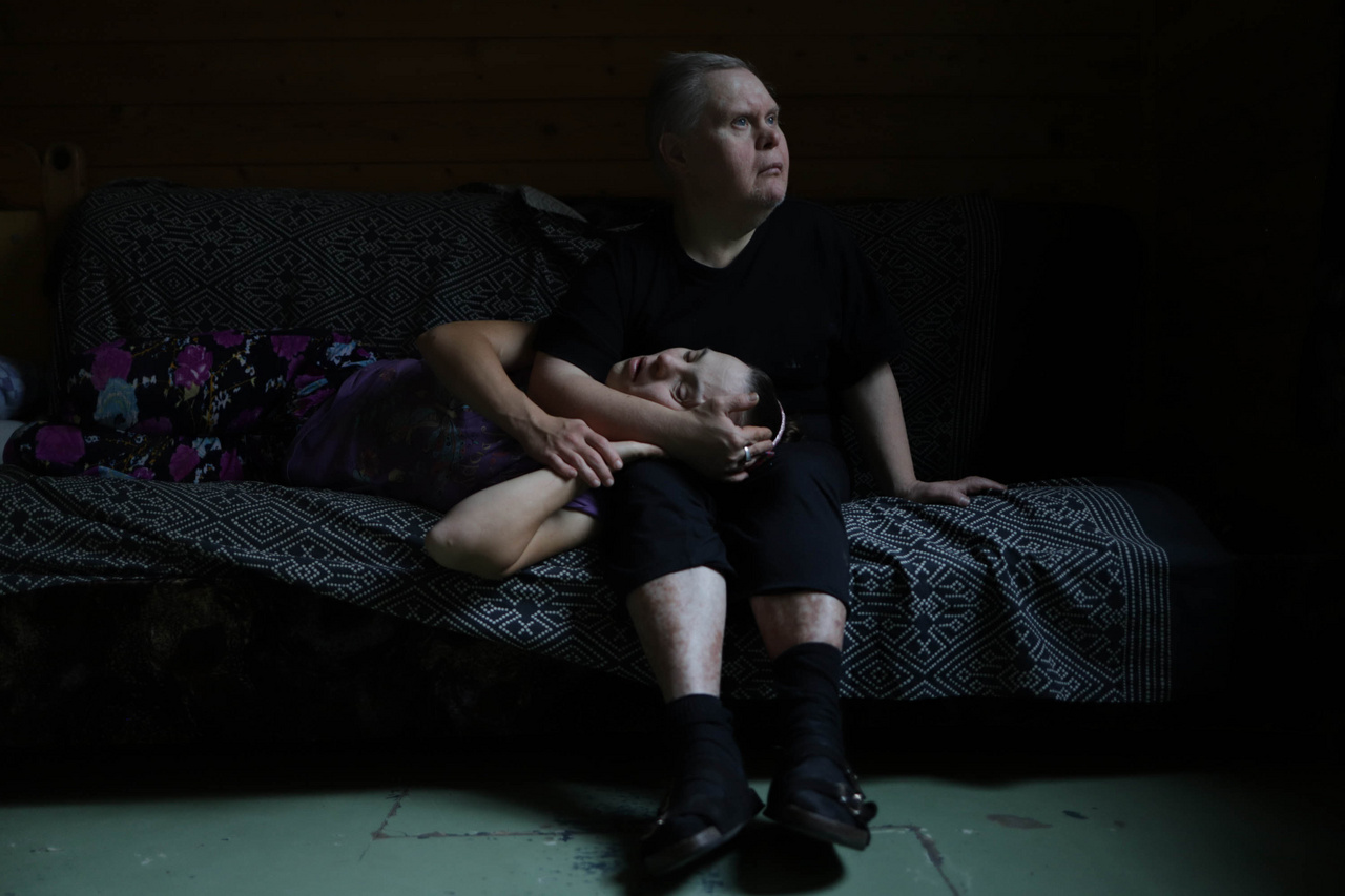 Minya és Tatjana (Dicséretre méltó - Európa): A fotó Minya és Tatjana szerelmét mutatja be, mindketten Down-szindrómában szenvedők és Szentpétervár közelében, Szvetlanában egy speciális intézményben élnek, amelynek lakóit különféle mentális betegségekkel kezelik. A hely nem elmegyógyintézet és nem kórház, hanem egy olyan létesítmény, ahol mindenkit emberként kezelnek, és az orvosok és az önkéntesek is a közjóért dolgoznak. A képen Minya éppen Natasát vigasztalja, a legjobb barátjukat. Minya és Tatjana testvérének tartja Natasát.