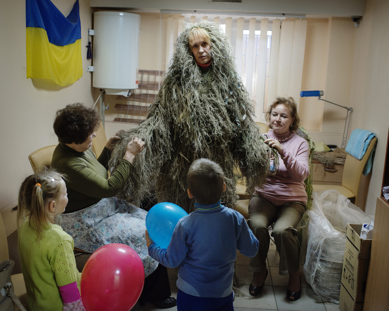 Az ukrán válság (Hosszú távú projekt - Európa): Mariupolban asszonyok készítenek álcaruhát ukrán mesterlövészeknek 2014 szeptemberében. A fotósorozat a 2013 és 2021 közötti időszakot öleli fel. A válság 2014-ben kezdődött, amikor az oroszok annektálták a Krím-félszigetet, majd a kelet-ukrajnai Donyeck és Luhanszk régióban élő orosz ajkúak egyre hangosabban követelték az elszakadást Ukrajnától. A konfliktust nem sikerült rendezni, a két szakadár területen népköztársaságot kiáltottak ki, amelyet Vlagyimir Putyin végül 2022 februárjában elismert, majd megindította a háborút Ukrajna ellen.
