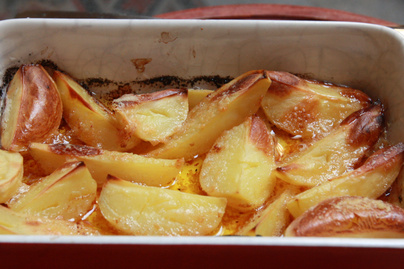 Parmezános-vajas szószban sült krumpli – Egészen puha és krémes lesz a burgonya