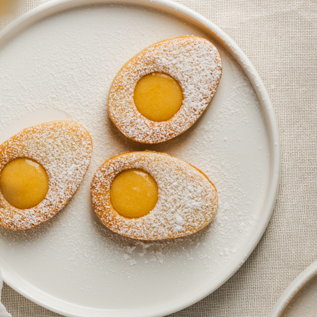 Húsvéti linzer selymes citromkrémmel töltve: tojás alakú a jópofa süti