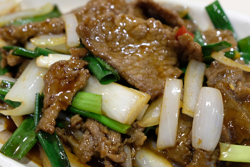 Ázsiai, wokban pirult marhahús hagymával keverve: isteni ebéd pillanatok alatt