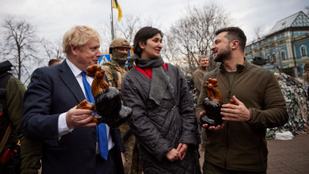 Kerámiakakasok lepték meg Boris Johnsont és Volodimir Zelenszkijt kijevi sétájukon