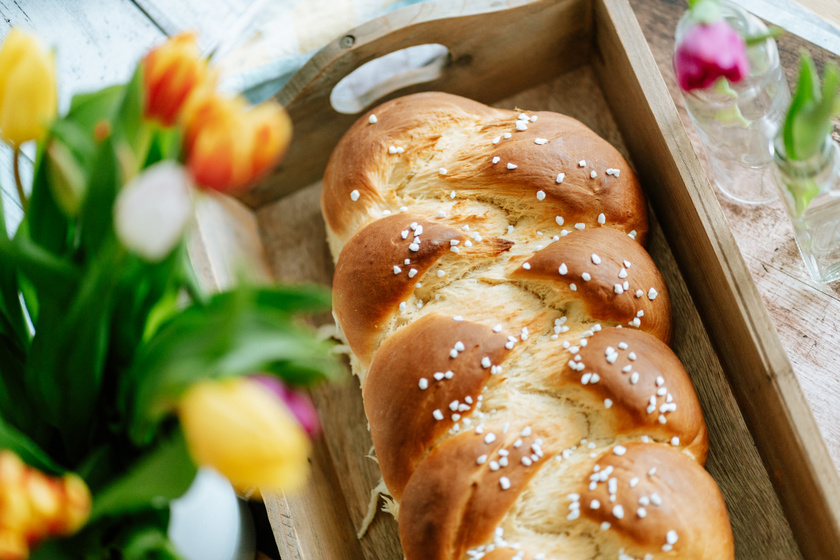 Hagyományos húsvéti fonott kalács puha kelt tésztából: sokkal finomabb, mint a bolti