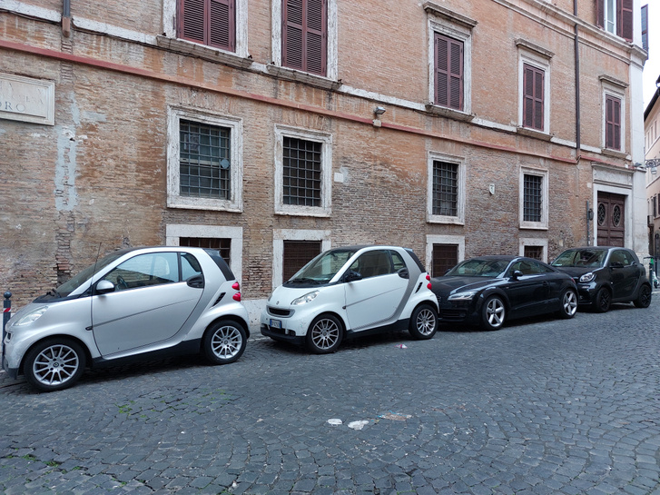 Kérem, erősítsen meg egy helyi olvasó, hogy tényleg Róma a Smart fővárosa. Beszédes, hogy az új #1 nevű, Geelyvel közös modelljük már egy 1800 kilós mini-SUV