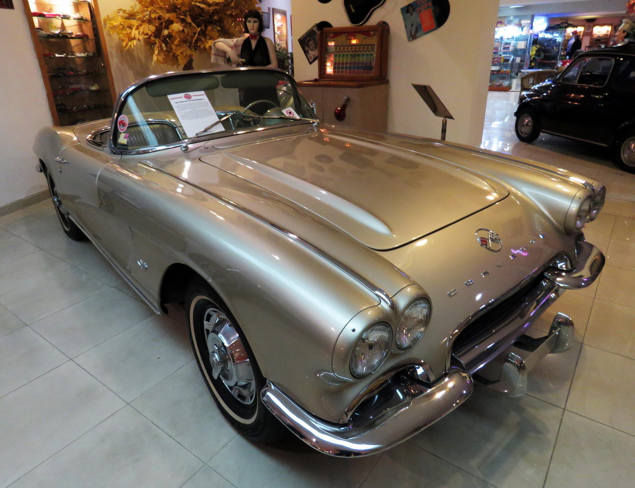 Korának egyik elismert és sokak által vágyott, mára ikonikussá nemesedett sportkocsija volt ez az 1962-es modellévű Chevrolet Corvette. Az 5362 köbcentis, 250 lóerős V8-as karburátoros motorral szerelt kétüléses roadster végsebessége megközelítette a 200 km/órát.