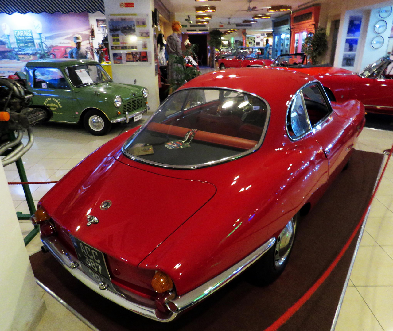 Az Alfa Romeo Giulietta Sprint Speciale elég nagy ritkaság, tekintve, hogy mindössze 101 darab készült belőle. Egy minimum százdarabos szériára volt szükség, hogy homologizálják a típust, és az Alfa, biztos, ami biztos icipicit túlteljesítette ezt az előírást. Az 1959-ben legyártott autókba 1300 köbcentis Twin Cam motorokat építettek be, a naftát Weber karburátorok porlasztották be a hemi égéstérbe.