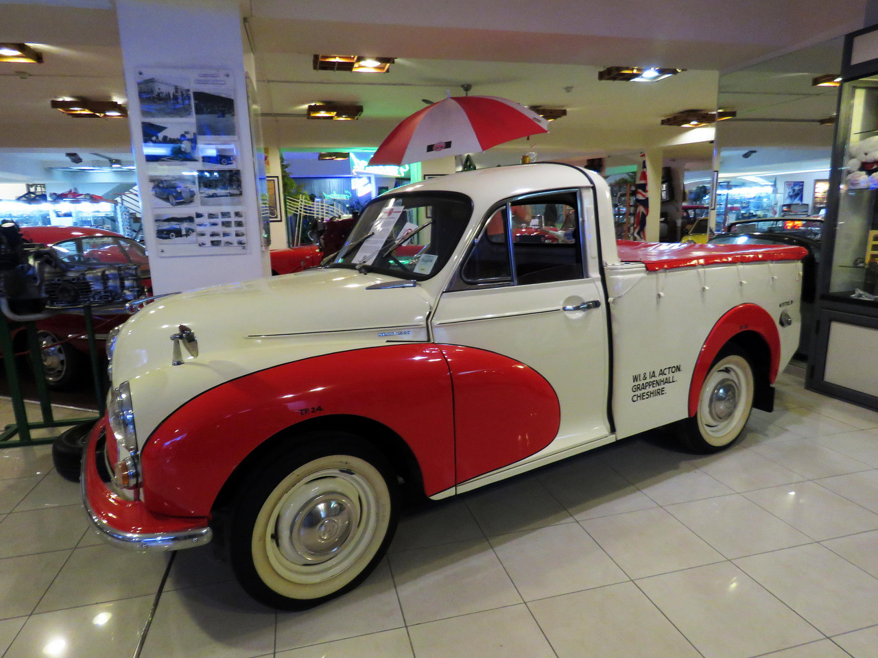 Az Alec Issigonis vezetésével konstruált, és 1948-tól 1971-ig gyártott Morris Minorok igen népszerűek voltak Britanniában a maguk idején. A Minorok a Mini szerkezeti koncepciója alapján, de nagyobb méretben készültek. A pickup verzió 1952-től volt elérhető. A teherszállításra tekintettel több konstrukciós módosítás is történt: a pickupok alá alváz került, a rugózást megerősítették, a motor sűrítési arányát csökkentették. A zárt furgon változatok a brit Posta flottájában is szép számmal szolgáltak. 