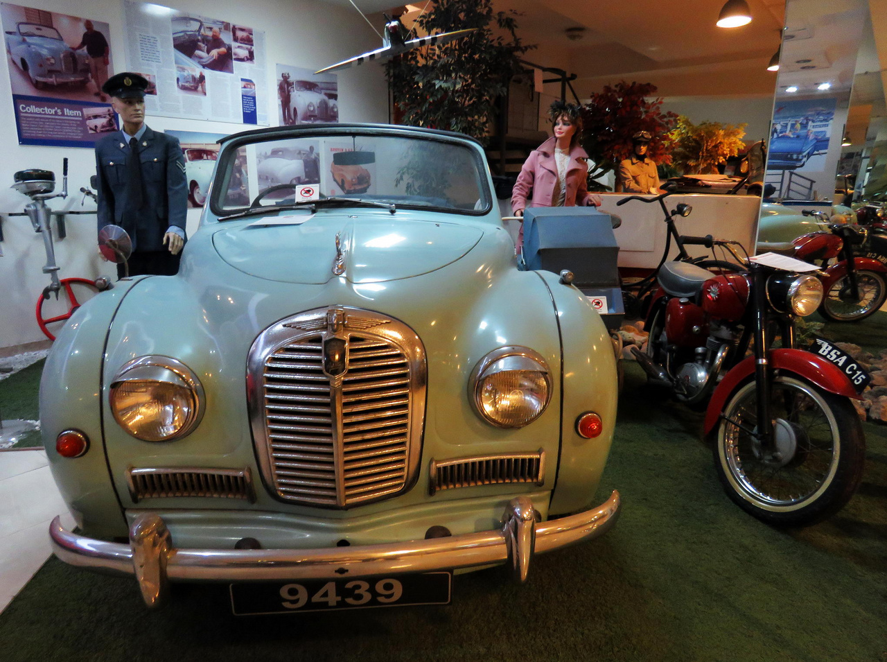 Az Austin A40 Somerset kabrióval az Austin A40 Devont váltotta 1952-ben a cég. A marketingtervekben az USA piac meghódítása is szerepelt, bár az 1,2 literes benzinmotorral hajtott autó menetteljesítményével erre nem igazán volt nagy esély. És ezen még a korszakban takarékosnak számító 10 liter/100 km-es átlagfogyasztás sem segített. A háború utáni Japán fejlődését segítő nemzetközi program részeként 1953-ban a Datsun égisze alatt a távol-keleti szigetországban is gyártani kezdték az A40 Somerseteket. 