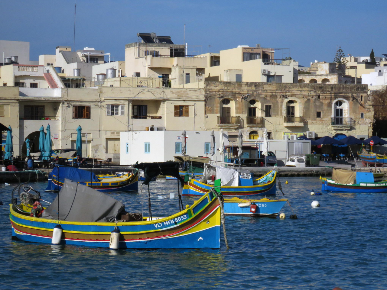 Az egyik unalomig ismert, de attól még hangulatos máltai közhely: Marsaxlokk városka halászkikötője, a jellegzetes, élénk és vidám színekre festett kis halászhajókkal és csónakokkal. Hétközben a fogást a vallettai halpiacra szállítják, vasárnaponként azonban a helyi piacon értékesítik a halászok. Aki hét közben szeretné megkóstolni a tenger gyümölcseit, a kikötő mentén sorakozó éttermekben természetesen gond nélkül megteheti. 