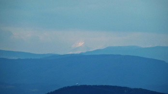 Tiszta időben így látszik Salgó várából a Széchenyi-hegy, a Nagy-Gerecse és a Magas-Tátra
