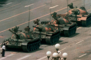 Alsónadrágban csempészték ki a kínai tankember sokkoló fotóját – Fénnyel írt történelem