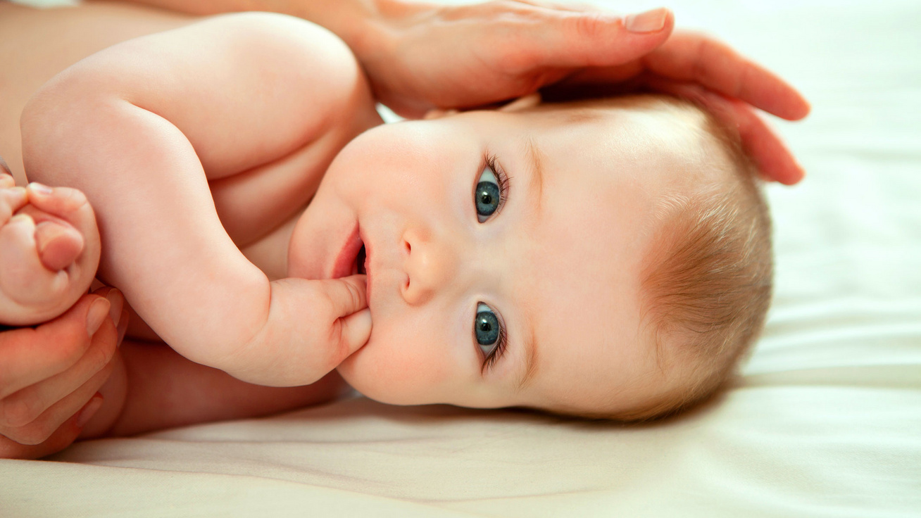 Erősíti a kötődést, segít a kólikán - Miért fontos minden babának a masszázs?
