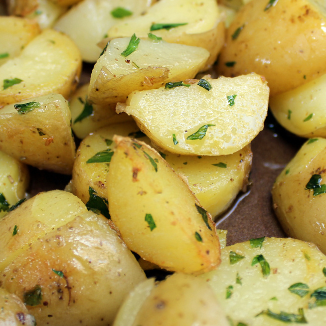 Sütőben sült petrezselymes újkrumpli – A legjobb köret húsok mellé