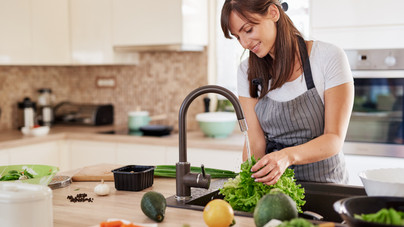Biztos, hogy helyesen mosod meg a zöldségeket, gyümölcsöket? A kutatók ezt a 4 módszert ajánlják