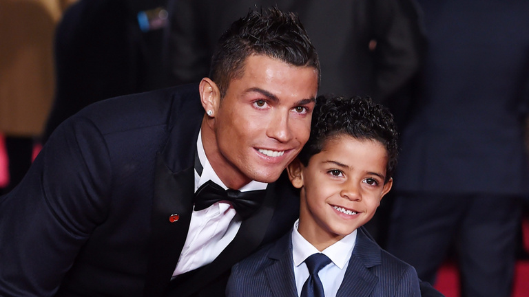 Gyerekként hamburgert koldult, apja ivott, C. Ronaldo mégis mintaszülő lenne