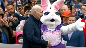 Csak a húsvéti nyuszi mentette meg Joe Bident egy újabb bakitól – videó