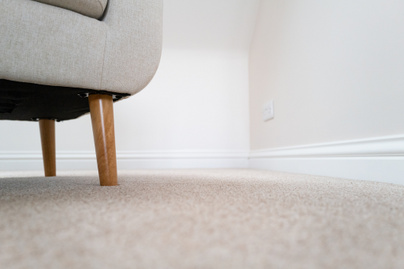 Így tüntesd el a szőnyegből a széklábnyomot: egykettőre kisimul a praktikával